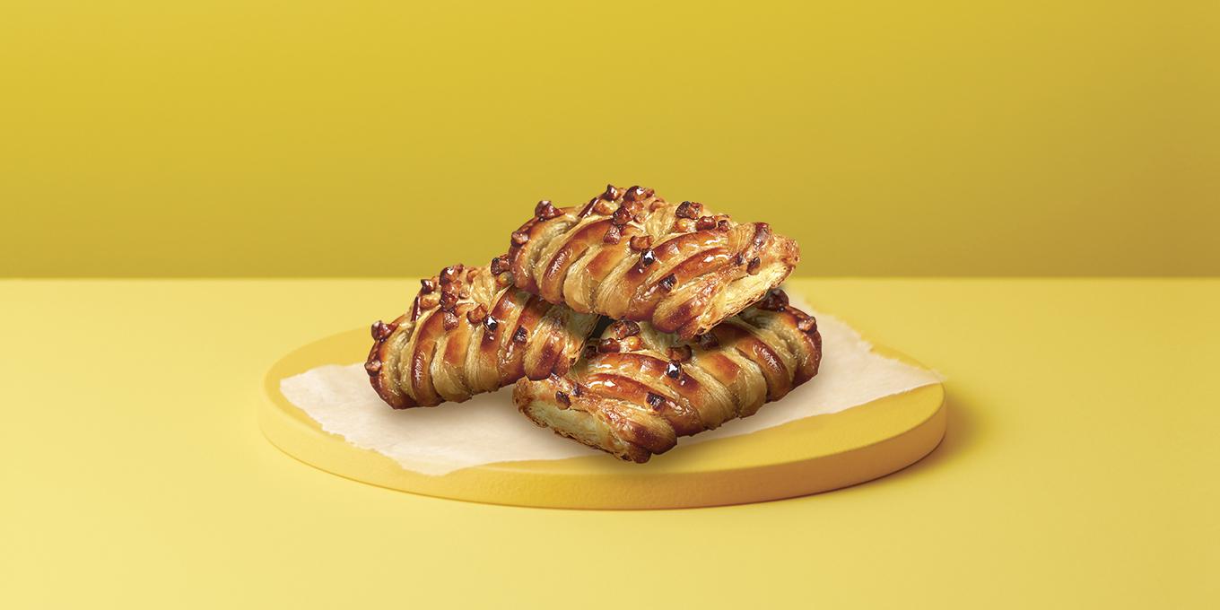 Pekanriekstu smalkmaizīte ar kļavu sīrupu